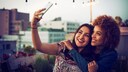 Mit ein paar kleinen Make-up-Tricks strahlen Sie in Zukunft auf Fotos genauso wie in echt