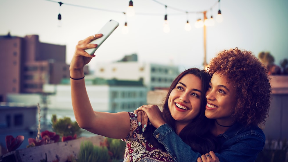 Mit ein paar kleinen Make-up-Tricks strahlen Sie in Zukunft auf Fotos genauso wie in echt