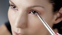 Frau trägt Transparent Eyeliner auf