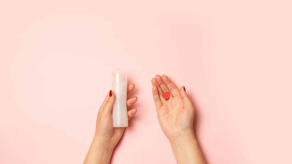 Frau hält Gleitmittel in der Hand