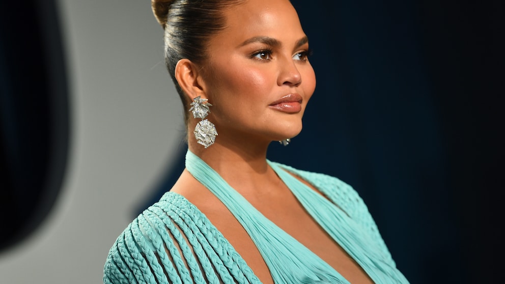 Chrissy Teigen auf dem roten Teppich