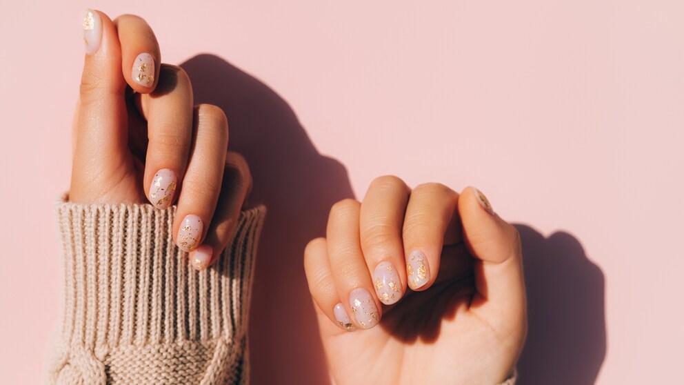 Der Trend „Dazzling Nails“ begeistert diesen Winter mit Glitzer, Perlen oder Edelsteinchen.