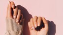 Der Trend „Dazzling Nails“ begeistert diesen Winter mit Glitzer, Perlen oder Edelsteinchen.