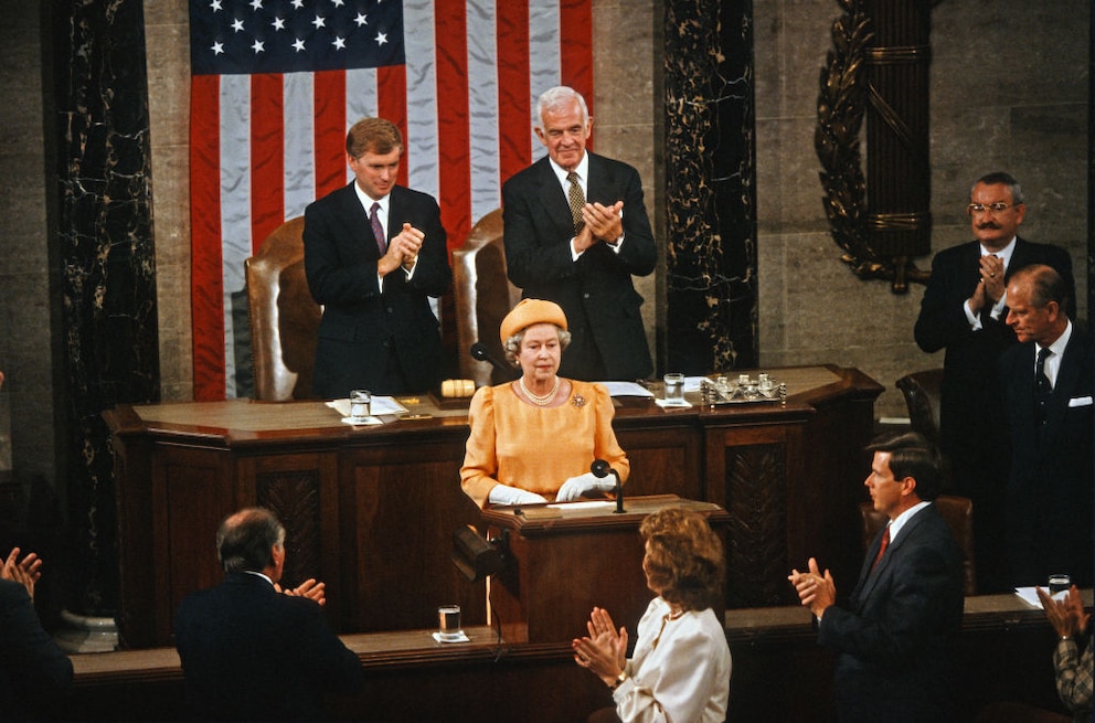 Queen Elizabeth spricht 1991 im orangen Kostüm als erste Monarchin vor dem US Kongress