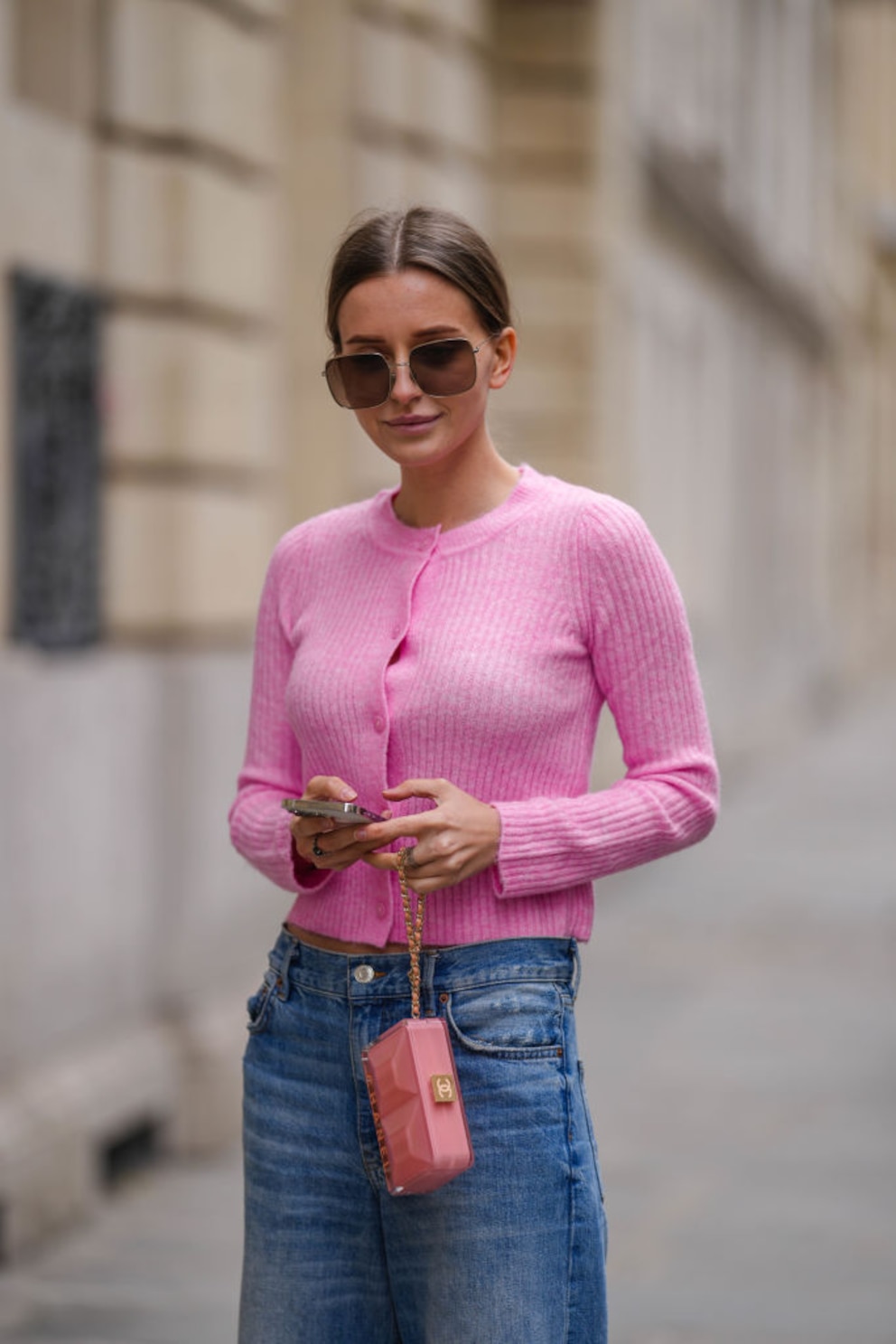 Influencerin Diane Batourkina streift im rosa Cardigan durch Paris