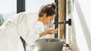 Frau schminkt sich nach der Double-Cleansing-Methode ab Titel: double-cleansing-abschminken