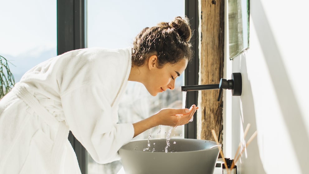 Frau schminkt sich nach der Double-Cleansing-Methode ab Titel: double-cleansing-abschminken