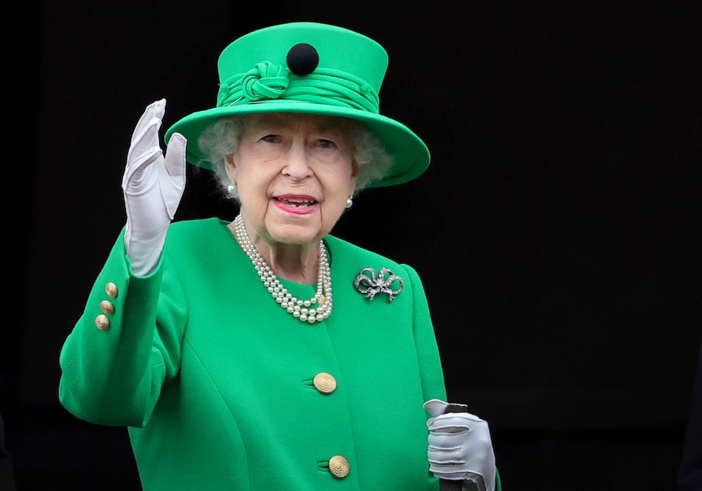 Queen Elizabeth II waves to her people from the balcony of Buckingham Palace on her 70th anniversary