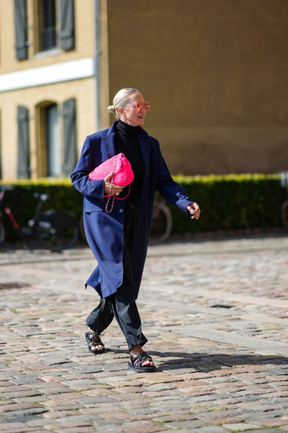 Auch diese Besucherin der Fashion Week im August in Kopenhagen stylt ihr Haar im Scandi Slick-Look