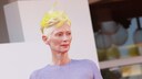 Tilda Swinton mit gelben Haaren