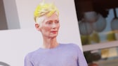 Tilda Swinton mit gelben Haaren