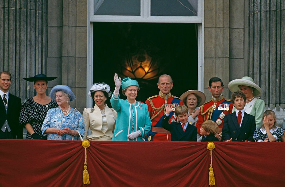 Queen Elizabeth with her family in 1990.