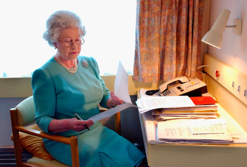 The Queen in her court procession in the year the Anglican Church officially accepted divorce