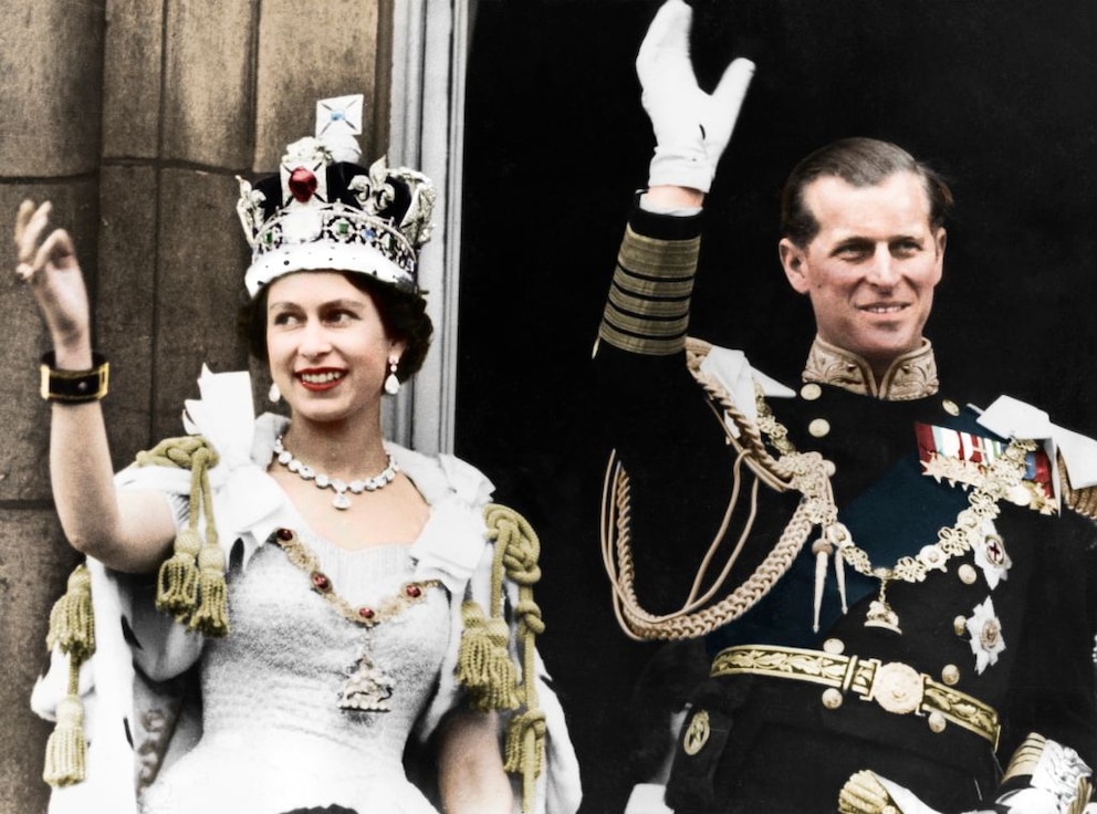 Queen Elizabeth II. in ihrer Krönungsrobe im Juni 1953 mit ihrem Ehemann Philip