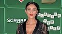 Verona Pooth, wie man sie kennt: dunkles Haar und rote Lippen