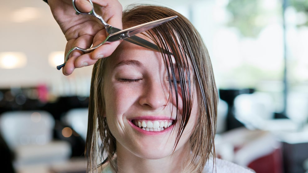 Frau werden die Haare geschnitten