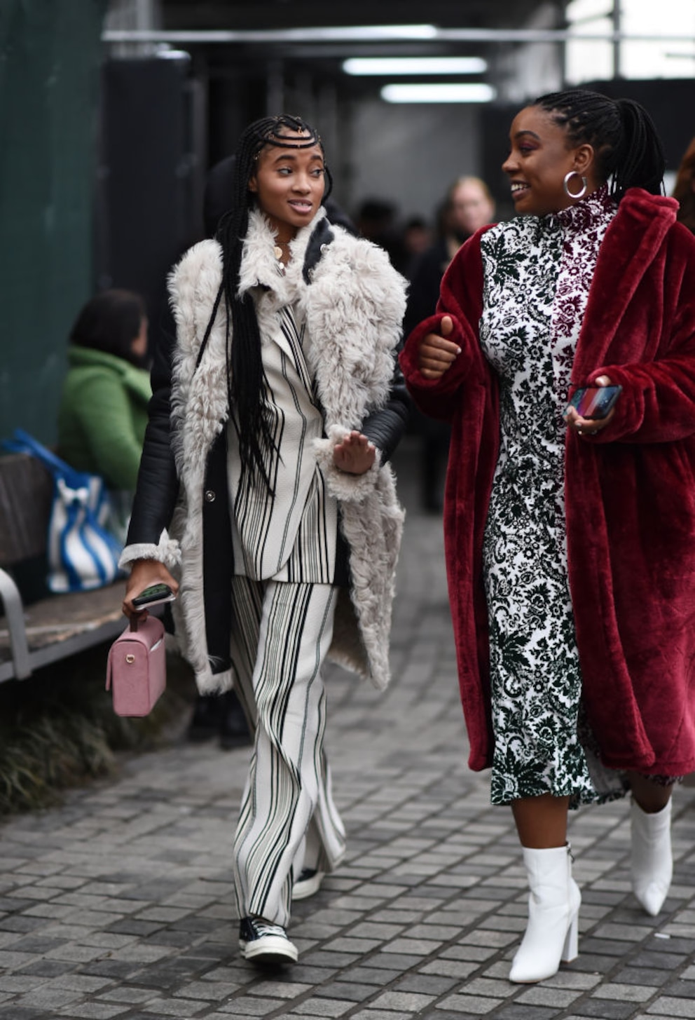 Im vollen Seventies-Look, wie hier mit gestreiftem Anzug, können Sie den Penny Lane Coat diesen Herbst auch stylen