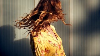 Frau mit strahlenden Roten Haaren