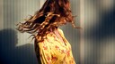 Frau mit strahlenden Roten Haaren