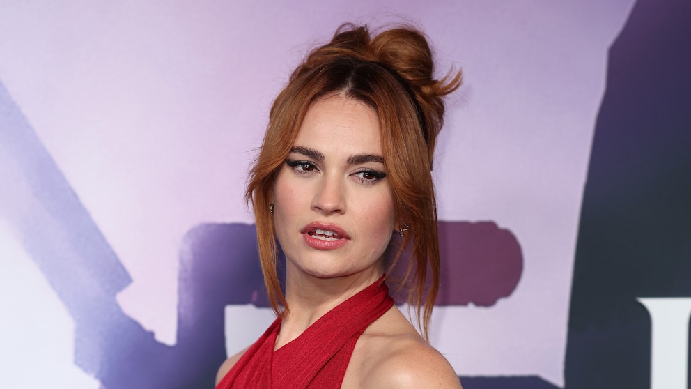 Lily James trägt „Copper Hair“