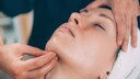 Frau wird Gesichtsmassage gemacht