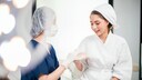 einer Frau werden Brustimplantate gezeigt