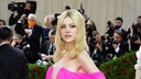 Nicola Peltz Beckham mit blonden Haaren