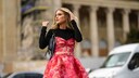Internet-Star Emili Sindlev schwächt die trendy Farbkombination Orange und Pink mit schwarzen Basics ab