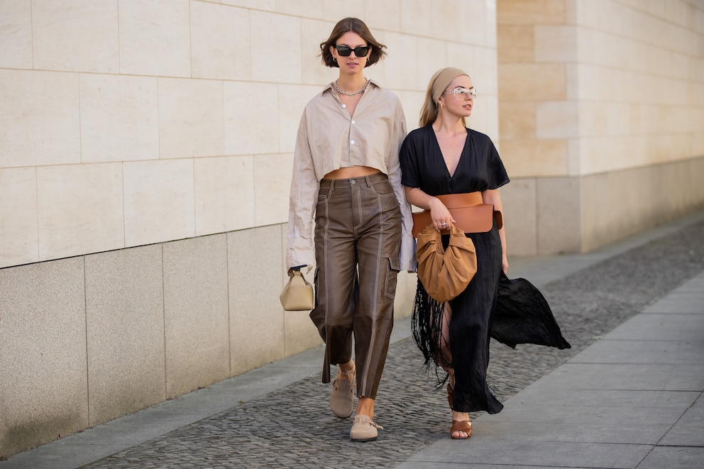 Zwei Frauen mit Looks in brauner Farbe