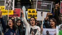 Warum die Proteste im Iran alle Frauen weltweit interessieren sollte, lesen Sie bei STYLEBOOK