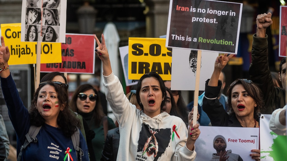 Warum die Proteste im Iran alle Frauen weltweit interessieren sollte, lesen Sie bei STYLEBOOK