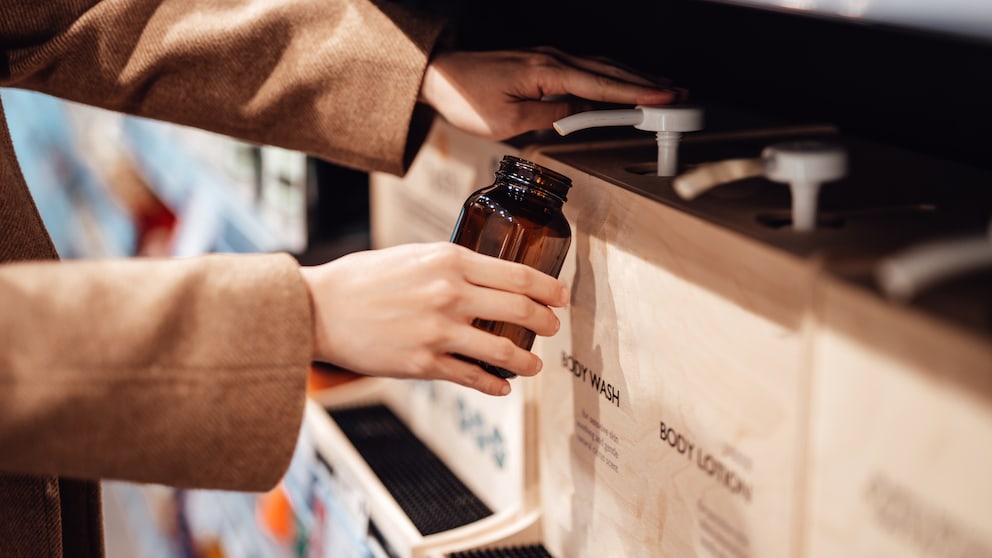 Produkte nachfüllen oder auf Verpackungen zu verzichten, ist schon ein richtiger Schritt in die nachhaltige Beauty-Routine