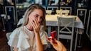 Frau bekommt Heiratsantrag