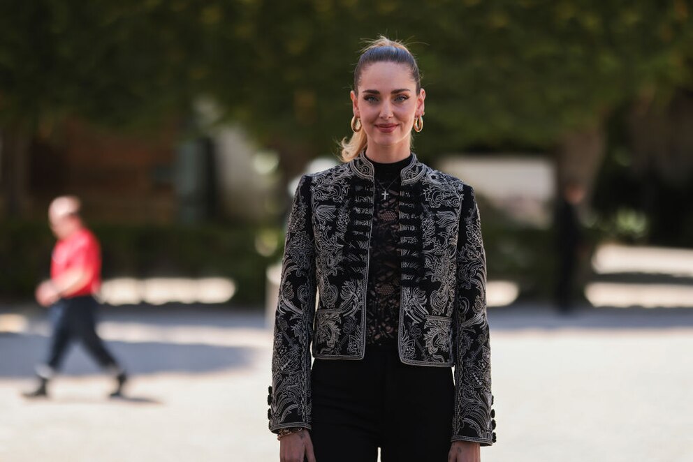 Chiara Ferragni kombiniert ihre Brokat-Jacke von Dior mit Spitze und viel Schwarz