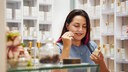 Frau riecht an Parfum
