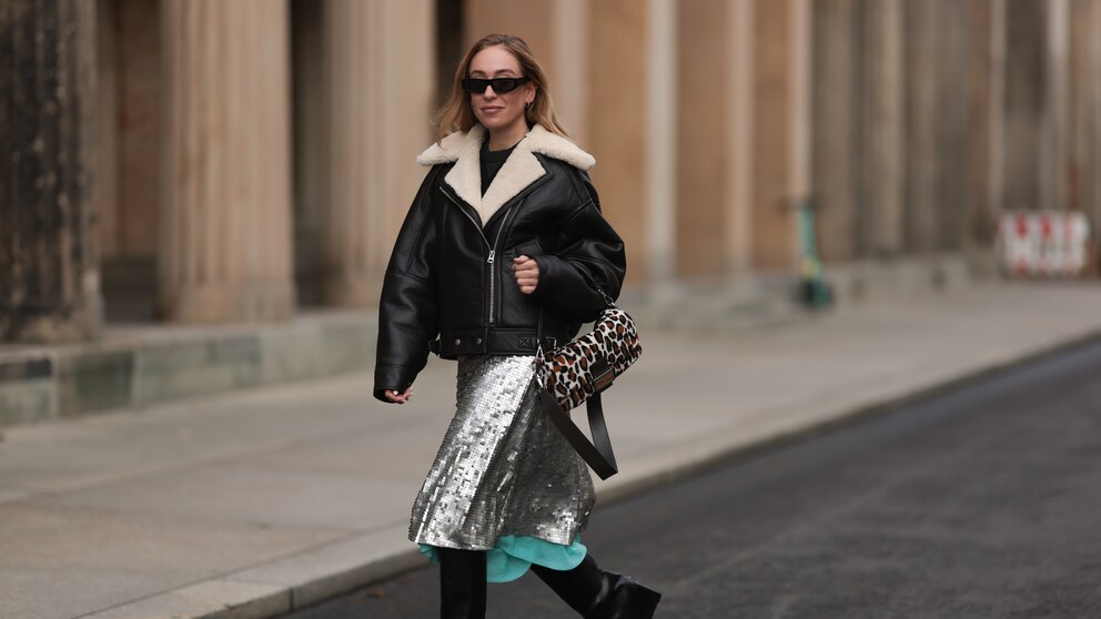 Metallic-Looks gehen nicht nur auf Partys, sondern auch im Alltag