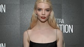 Anya Taylor-Joy musste in ihrer Jugend Mobbing über sich ergehen lassen – heute wird ihr außergewöhnlicher Style und Schönheit gefeiert