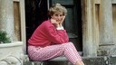 Prinzessin Diana sitzt auf der Treppe