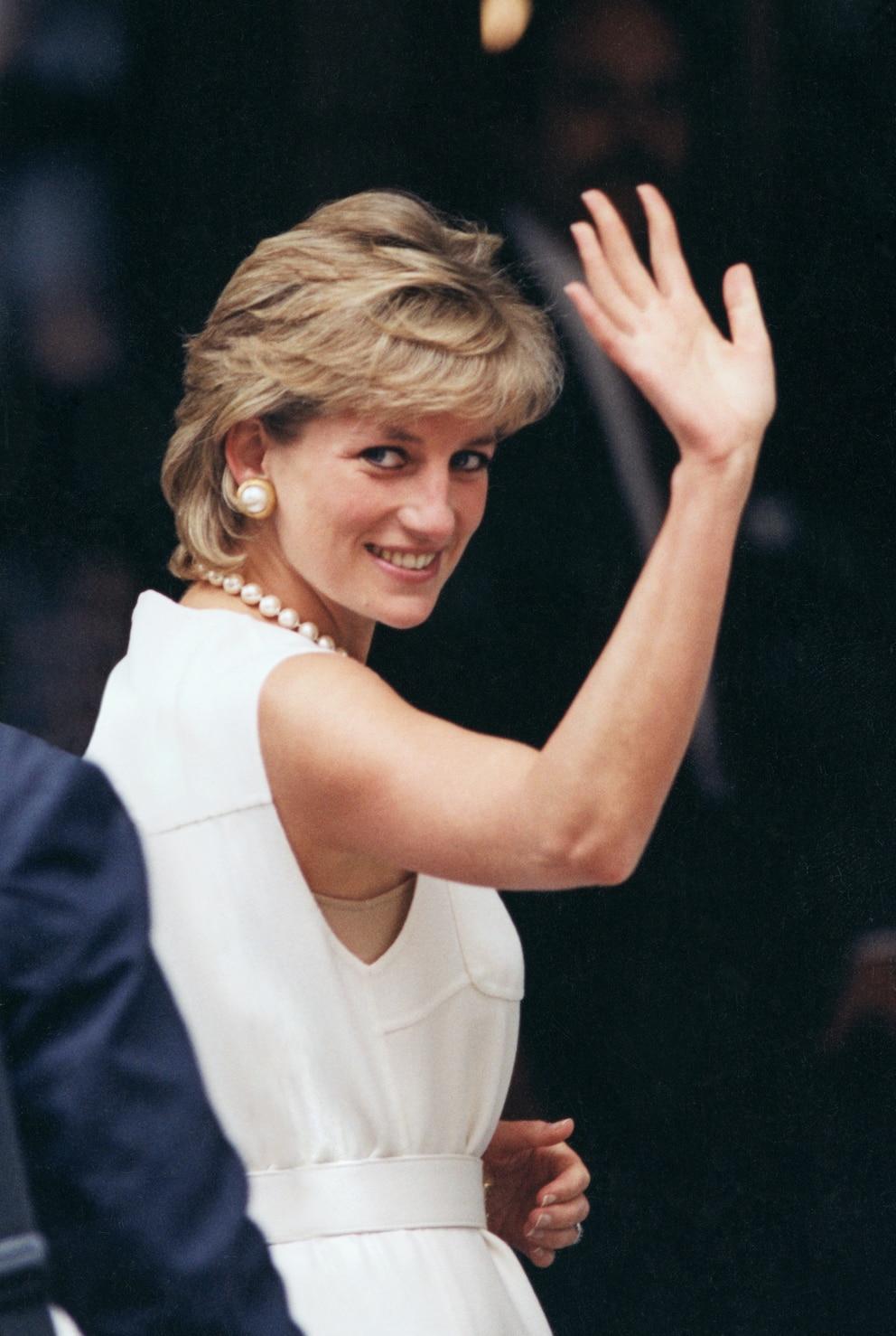 <br>Prinzessin Diana im total-White-Look mit großen Perlenohrringen Foto: Getty Images