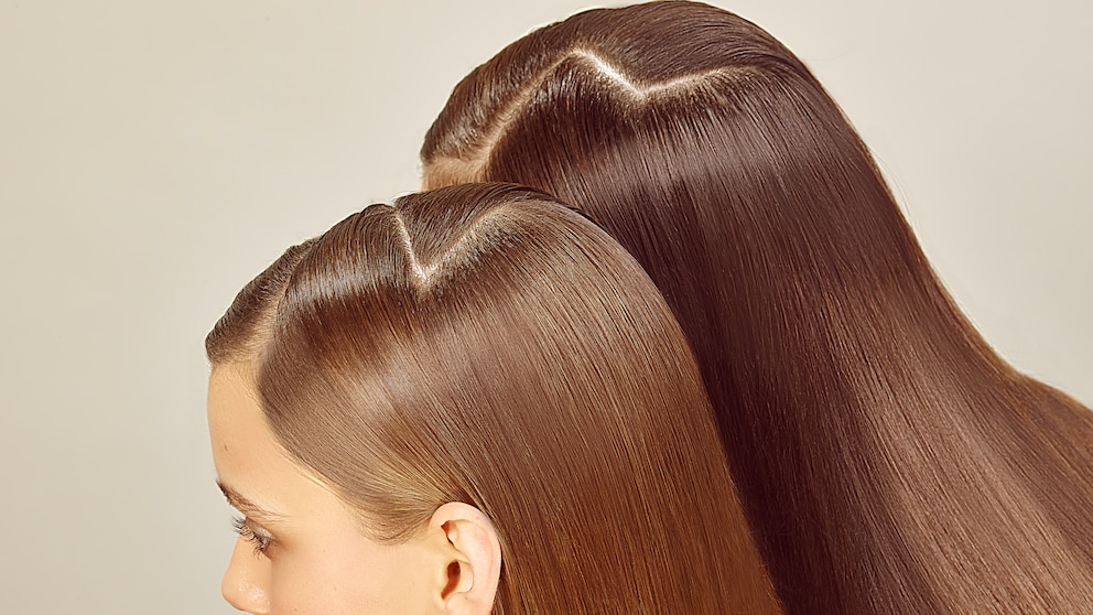 Zwei Frauen mit glatten kangen Haaren
