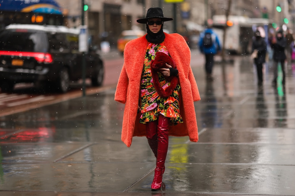 Das Model trägt die Farbe Orange in ihrer Kleidung