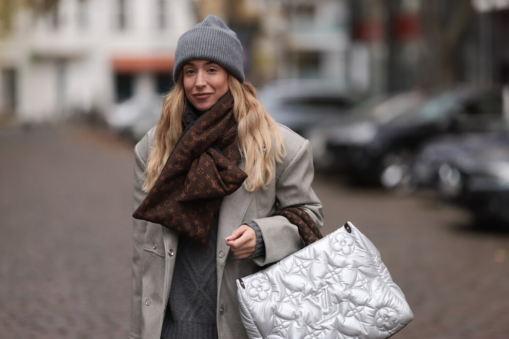  Die Tasche in Metallic verleiht dem Outfit ein besonderen Touch