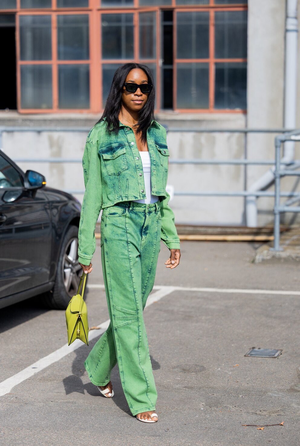 Model in Hose und Jacke aus grünem acid wash Jeansstoff