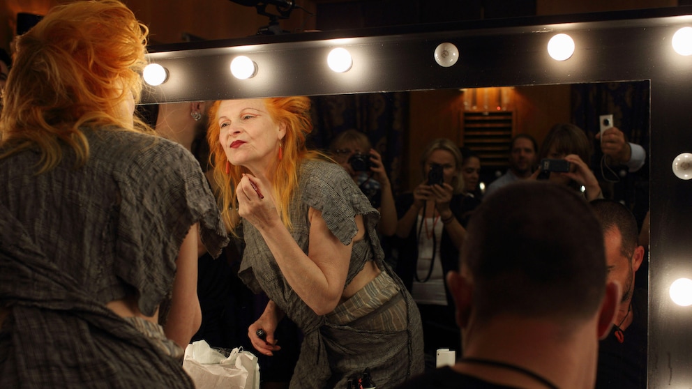 Vivienne Westwood stand gerne im Mittelpunkt, nutzte ihre Stimme jedoch stets, um Systemkritik auszuüben