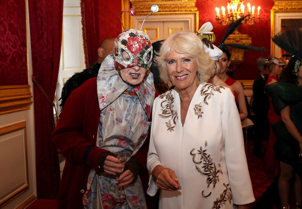 Vivienne Westwood 2019 in ausgefallenem Outfit mit Queen Consort Camilla. 