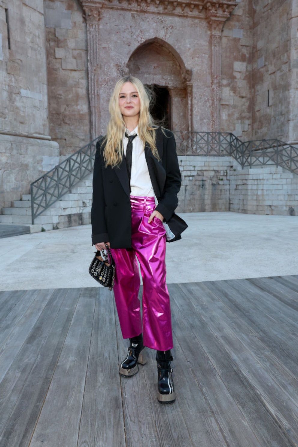 Elle Fanning in pinken Metallic Pants