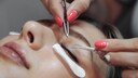 Eine Wimpernverlängerung sollte nur von geschultem Personal durchgeführt werden