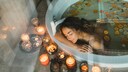 Ätherische Öle können aus nahezu jeder Pflanze gewonnen werden und dann etwa in einem Diffusor im Raum verteilt werden