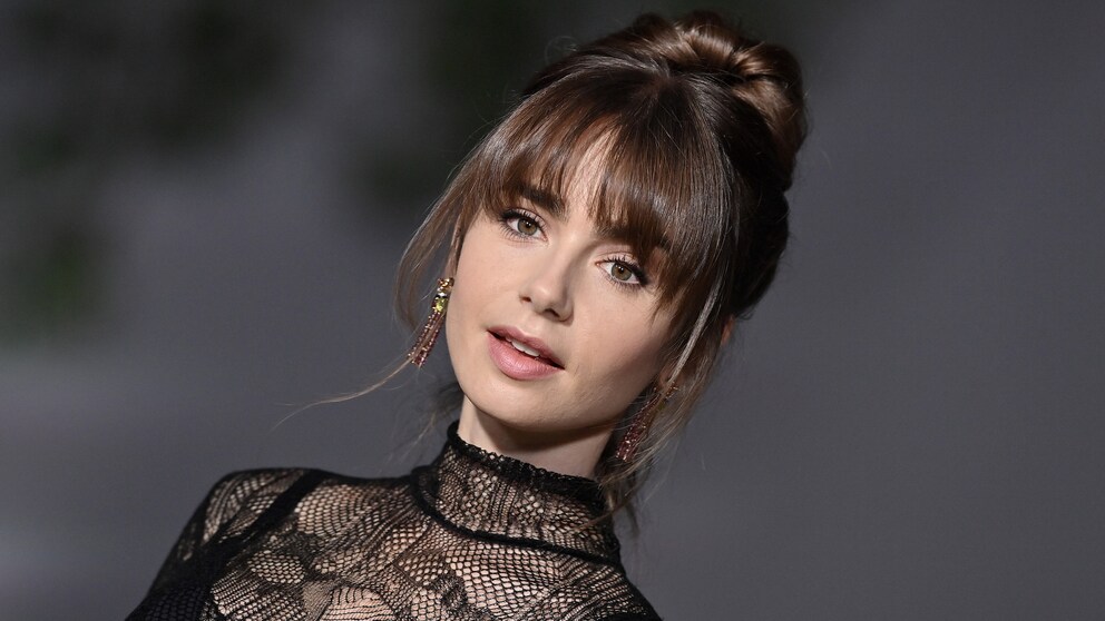 In „Emily in Paris“ spielt Lily Collins ein echtes Modemädchen, aber ist sie das in der Realität auch? STYLEBOOK macht den Check!