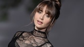 Lily Collins trägt wie Emily Cooper auch privat gerne eine Pony-Frisur